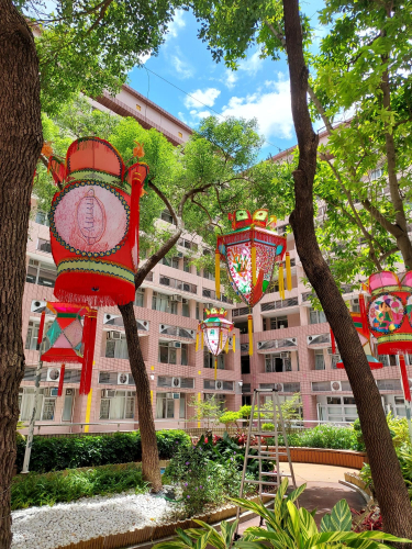 由爱不同艺术家创作的中秋节灯笼挂在东华三院赛马会复康中心的花园