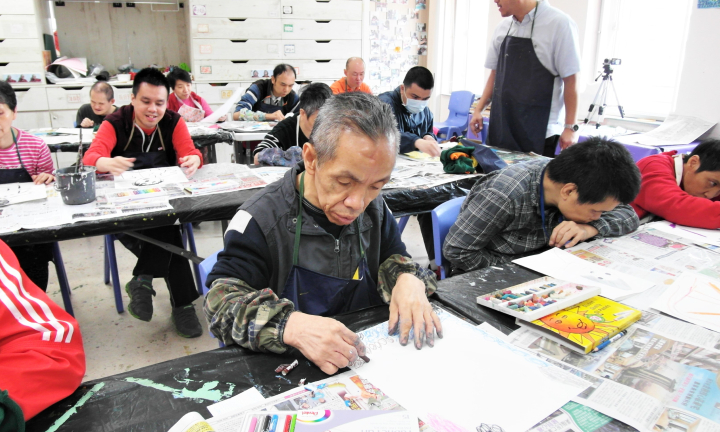 艺术家在艺术课程中学习使用油彩作画