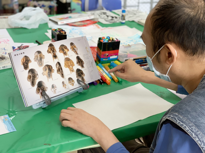 艺术家马旭辉在学习绘画惊吓表情