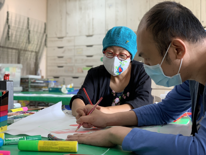 Yuk-fai and Ayumi painting together