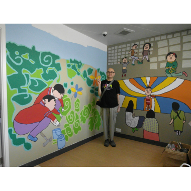 Artist MAK Wai-hung taking photo with his wall painting